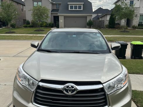 Used 2016 Toyota Highlander LE AWD/4WD image 2