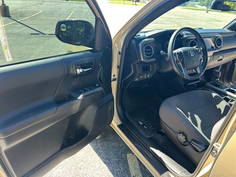 Used 2017 Toyota Tacoma TRD Off-Road w/ Tow Package (A/T) AWD/4WD image 10