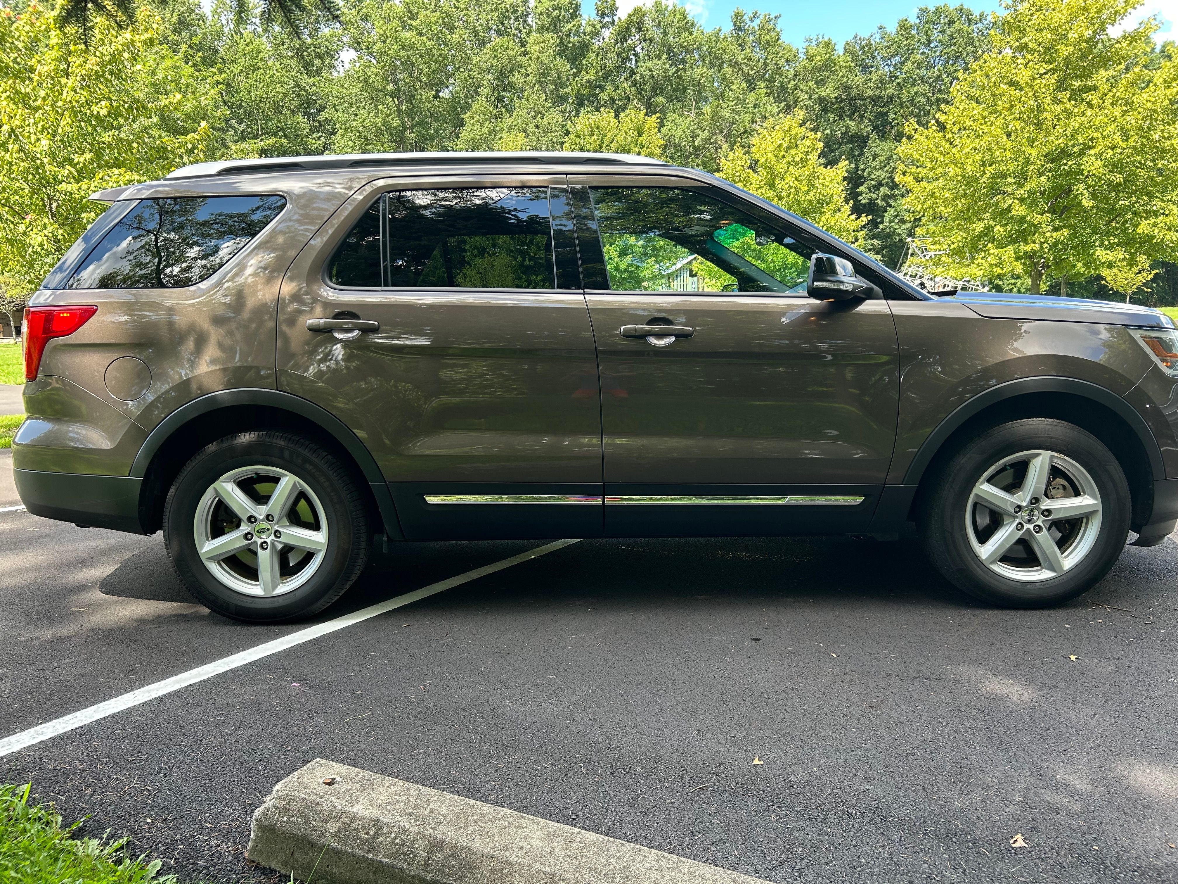 Used 2016 Ford Explorer XLT w/ Equipment Group 202A AWD/4WD image 8