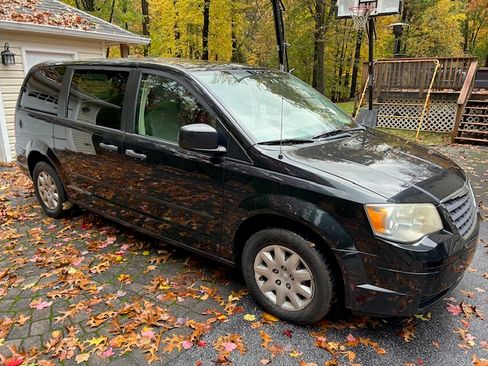 Used 2008 Chrysler Town & Country LX image 2