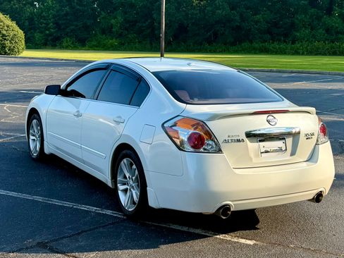 Used 2010 Nissan Altima 3.5 SR w/ Premium Pkg FWD image 4