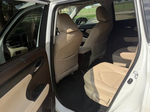 Used 2021 Toyota Highlander XLE FWD image 10