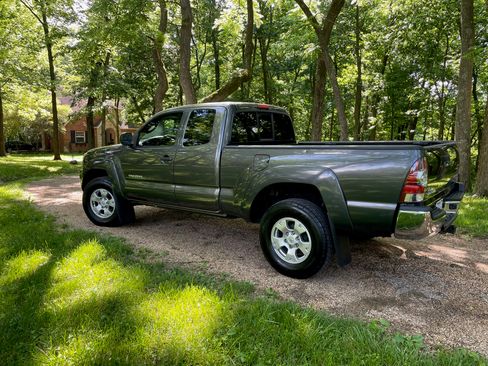 Used 2011 Toyota Tacoma PreRunner w/ SR5 Pkg #2 image 2