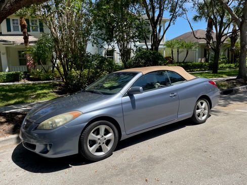 Used 2005 Toyota Solara SLE FWD image 1