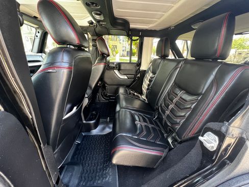 Used 2015 Jeep Wrangler Unlimited Rubicon w/ Connectivity Group AWD/4WD image 6