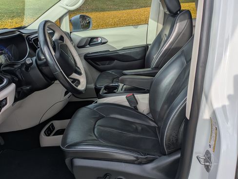 Used 2019 Chrysler Pacifica Limited image 19