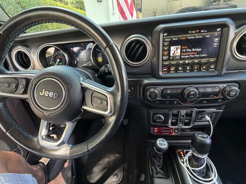 Used 2022 Jeep Wrangler Unlimited Rubicon 4xe AWD/4WD image 10