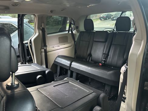 Used 2016 Chrysler Town & Country Touring FWD image 11