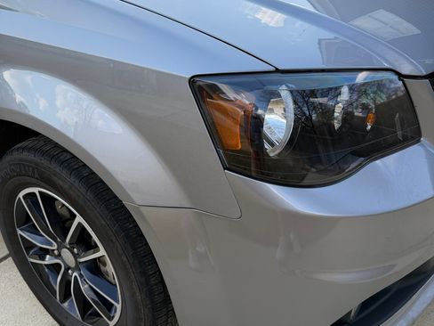 Used 2018 Dodge Grand Caravan SE FWD image 16