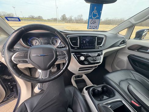 Used 2019 Chrysler Pacifica Touring-L Plus image 2