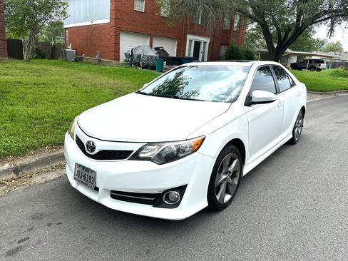 Used 2014 Toyota Camry SE FWD image 1