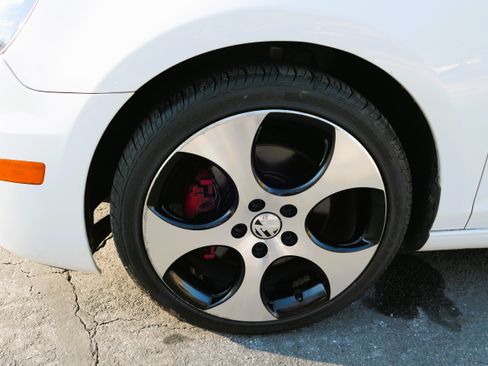 Used 2011 Volkswagen Golf 4-Door image 8