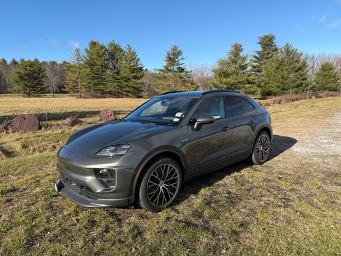 Used 2024 Porsche Macan 4 Electric image 9