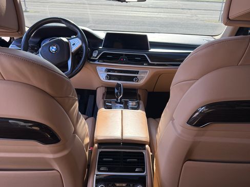 Used 2016 BMW 740i image 8