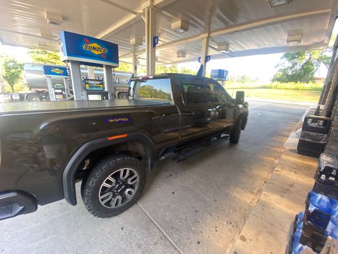 Used 2022 GMC Sierra 2500 AT4 image 2