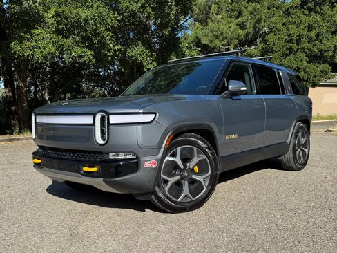 Used 2023 Rivian R1S Adventure image 2