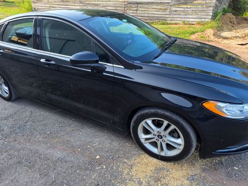 Used 2018 Ford Fusion SE w/ Fusion SE Technology Package image 2