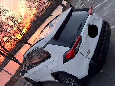 Used 2021 Toyota RAV4 SE w/ Weather & Moonroof Package image 24