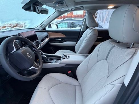 Used 2025 Toyota Grand Highlander AWD image 15