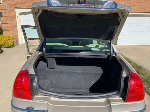 Used 2010 Lincoln Town Car Signature Limited image 12