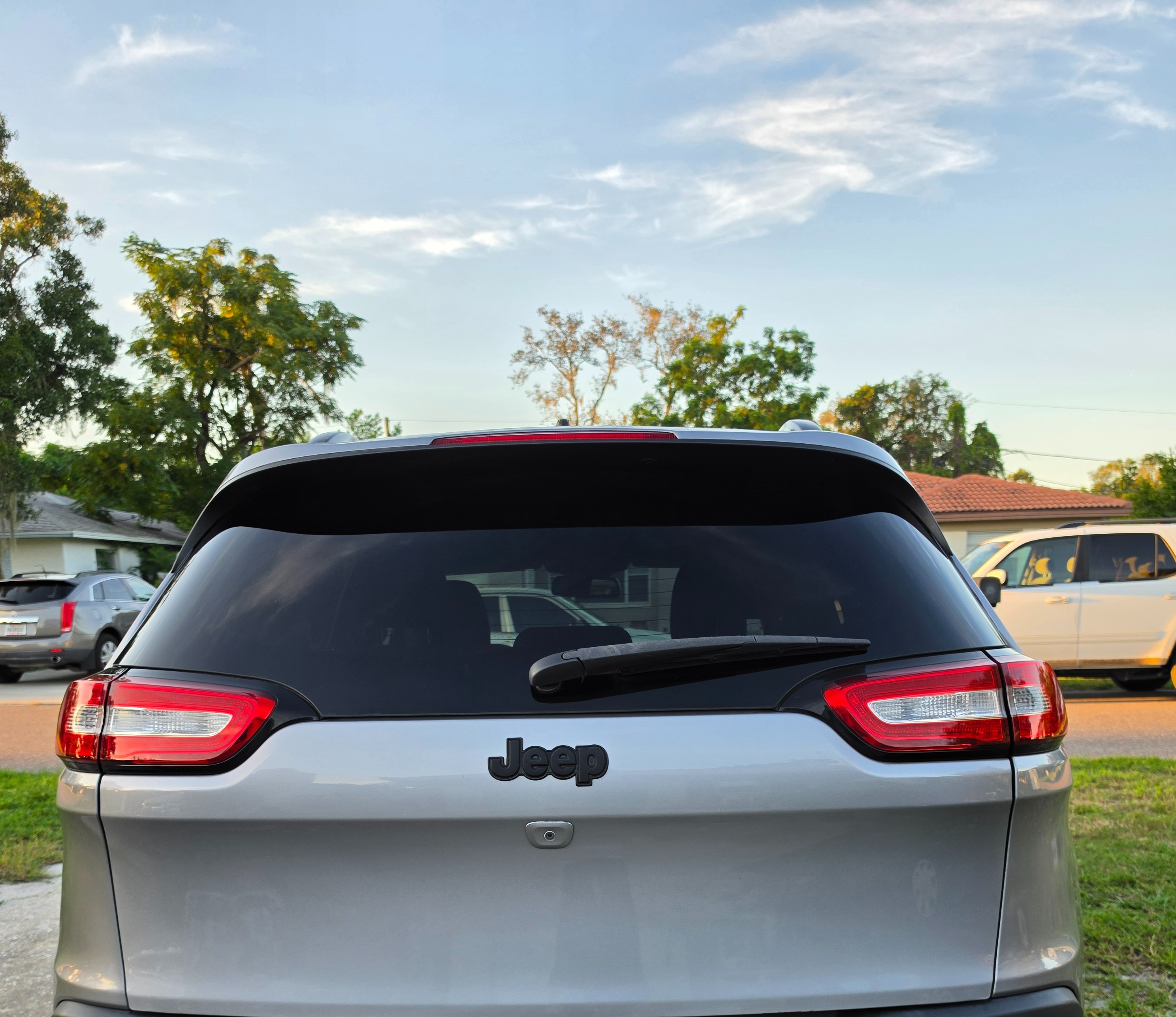 Used 2018 Jeep Cherokee Latitude w/ Altitude Package FWD image 12