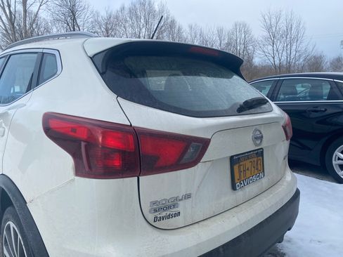 Used 2017 Nissan Rogue Sport SL image 4