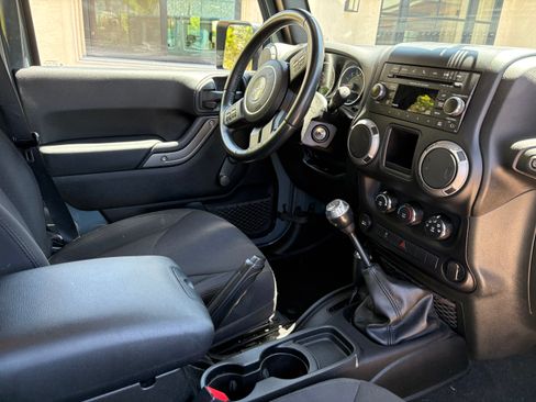 Used 2015 Jeep Wrangler Unlimited Sport w/ Connectivity Group AWD/4WD image 9