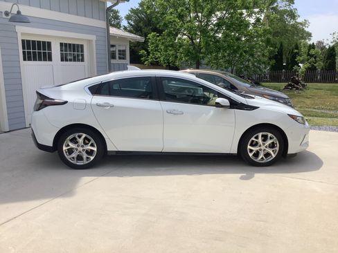 Used 2017 Chevrolet Volt Premier w/ Driver Confidence Package FWD image 8