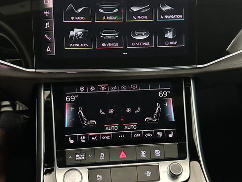 Used 2019 Audi Q8 Premium Plus w/ Premium Plus AWD/4WD image 21