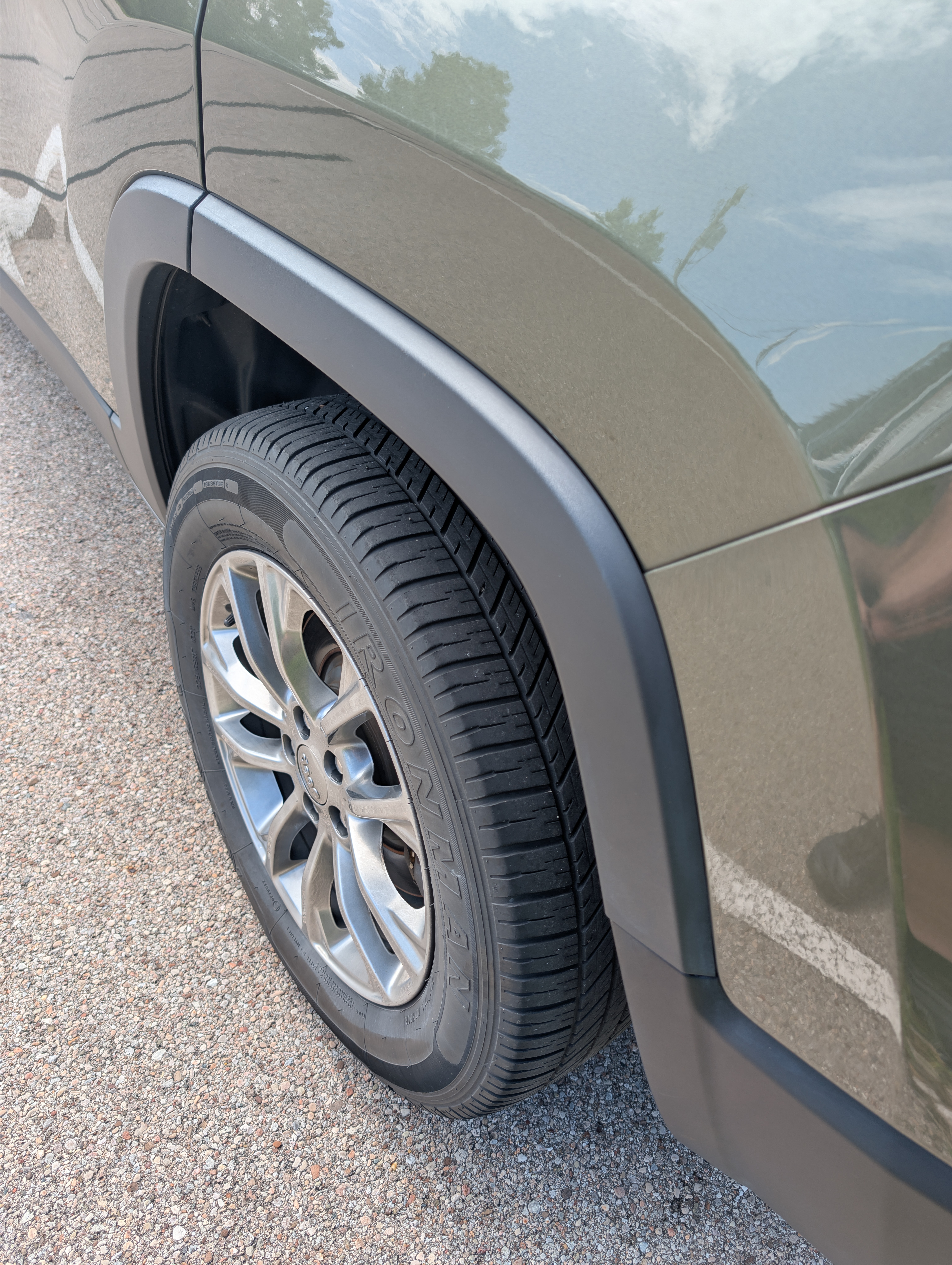 Used 2019 Jeep Cherokee Latitude Plus w/ Cold Weather Group AWD/4WD image 10