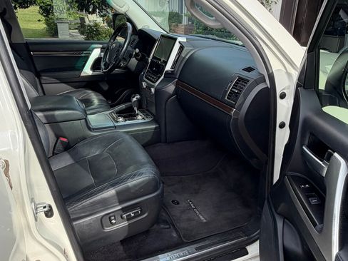 Used 2016 Toyota Land Cruiser image 5