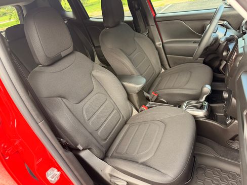 Used 2022 Jeep Renegade Latitude AWD/4WD image 18