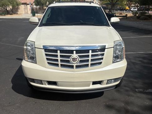 Used 2010 Cadillac Escalade EXT Premium image 2