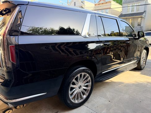 Used 2021 Cadillac Escalade ESV Premium Luxury AWD/4WD image 2