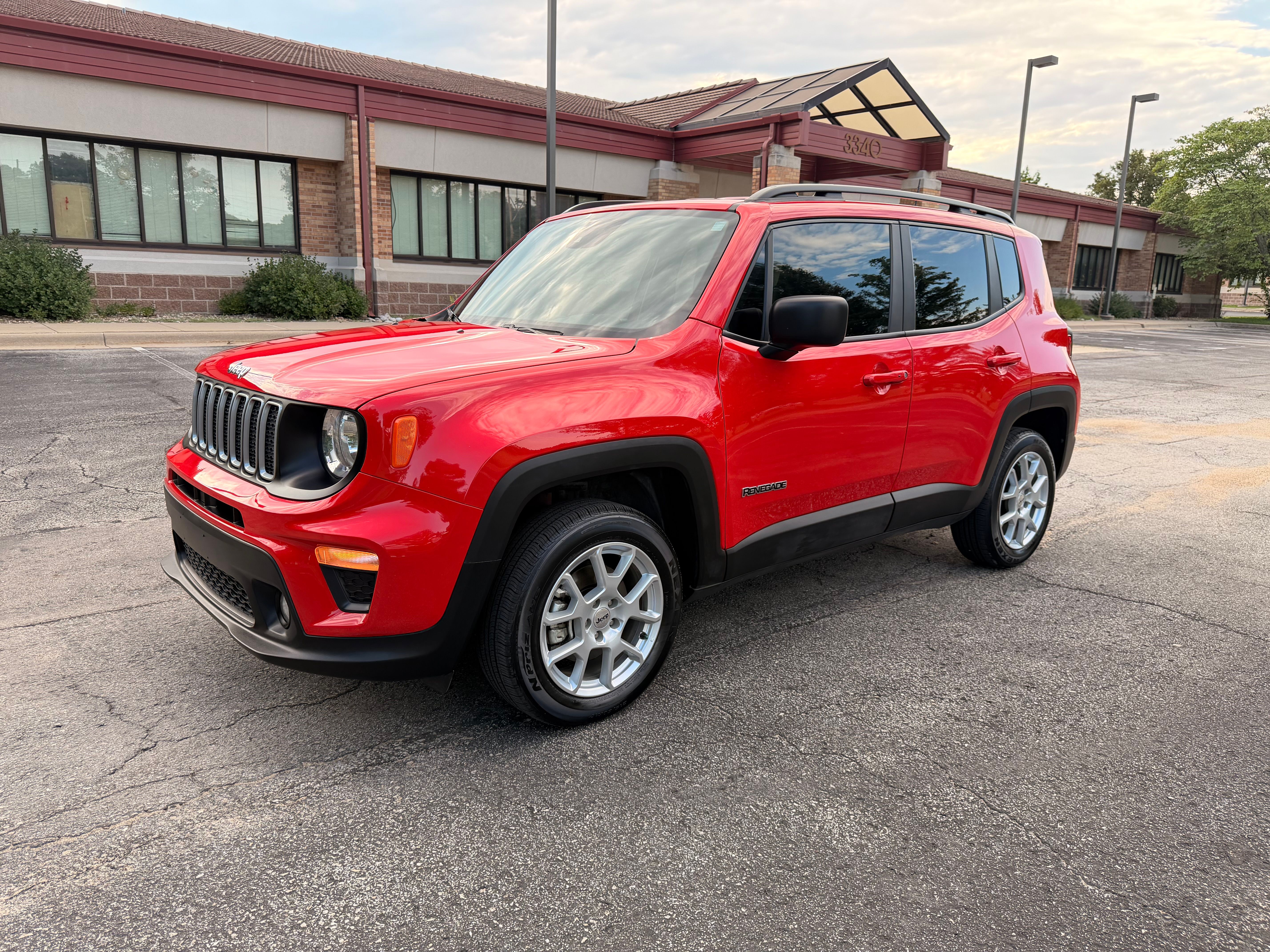 Used 2022 Jeep Renegade Latitude AWD/4WD image 1