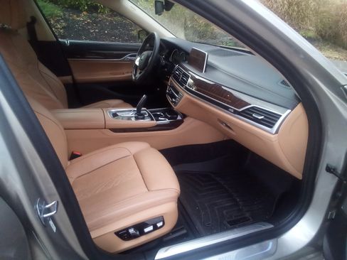 Used 2019 BMW 740i w/ Executive Package image 5