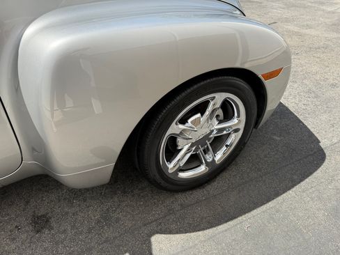Used 2004 Chevrolet SSR w/ Preferred Equipment Group image 8