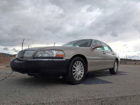 Used 2003 Lincoln Town Car Signature image 19