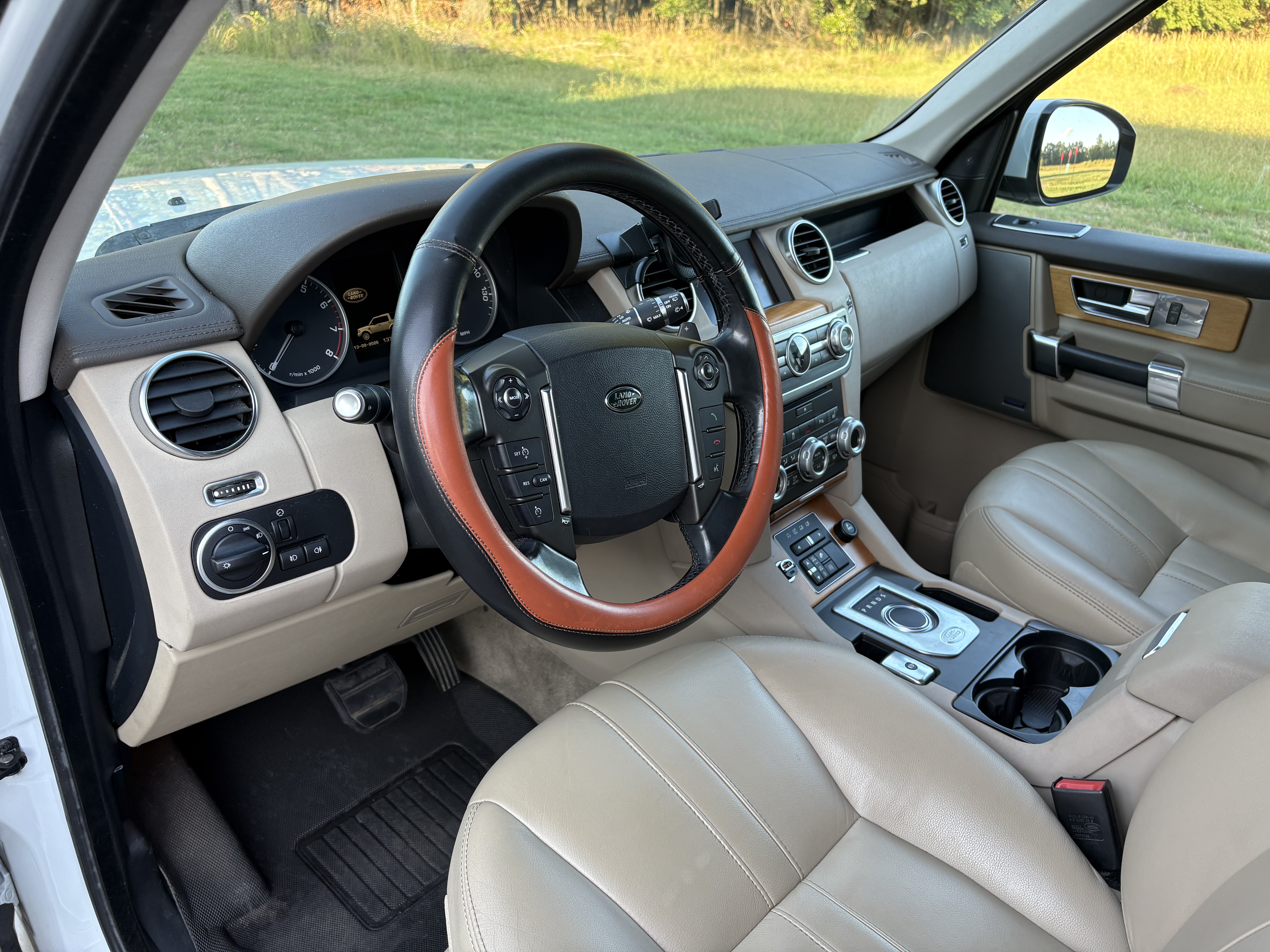 Used 2015 Land Rover LR4 HSE AWD/4WD image 9