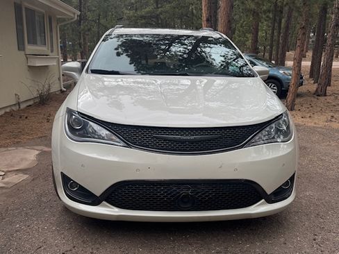 Used 2020 Chrysler Pacifica Touring-L Plus image 2