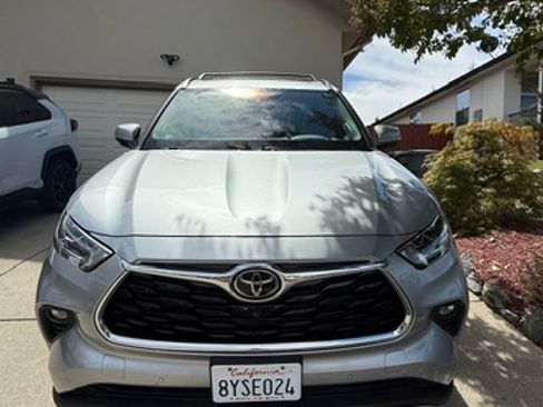 Used 2021 Toyota Highlander Platinum AWD/4WD image 2