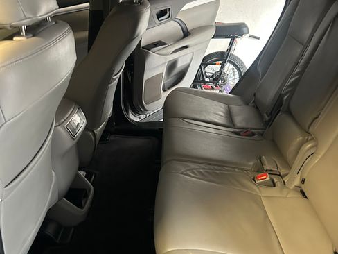 Used 2017 Toyota Highlander LE w/ Carpet Mat Package FWD image 8