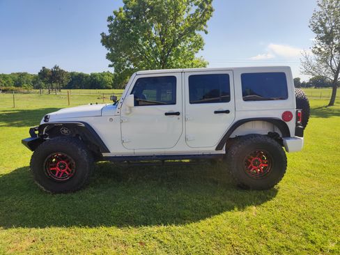 Used 2013 Jeep Wrangler Unlimited Sahara w/ Connectivity Group image 5