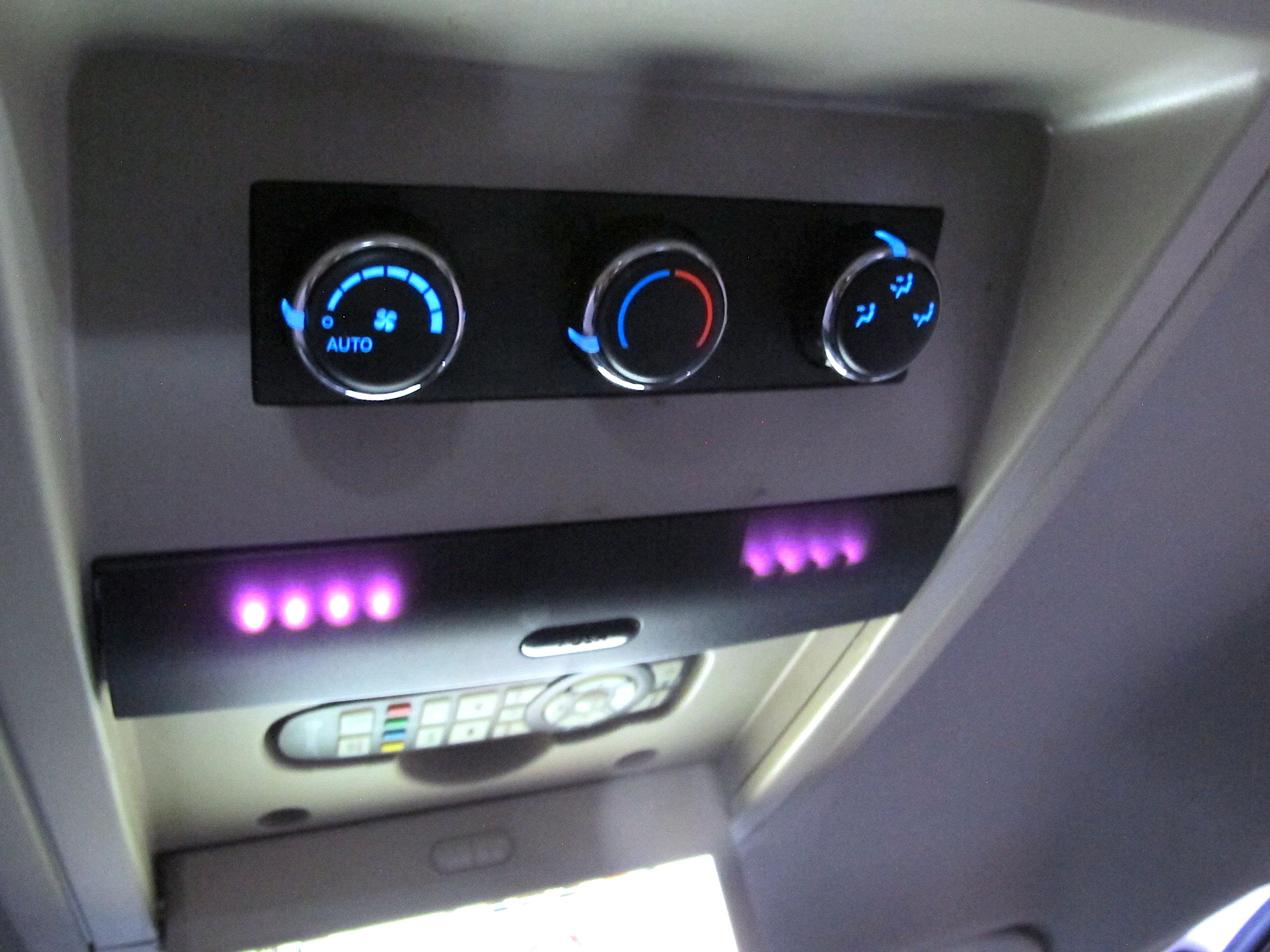 Used 2015 Chrysler Town & Country Touring FWD image 23