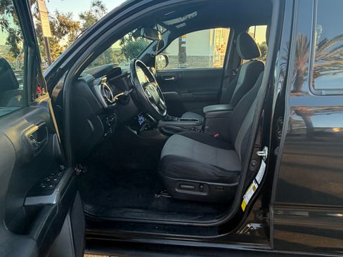 Used 2021 Toyota Tacoma TRD Sport w/ Technology Package image 9