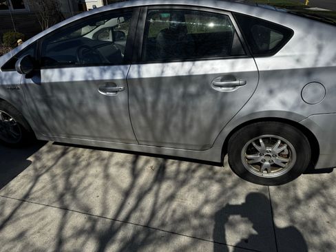 Used 2011 Toyota Prius Three image 2