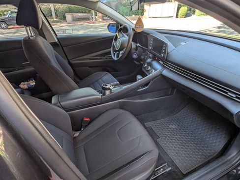 Used 2021 Hyundai Elantra SE image 10