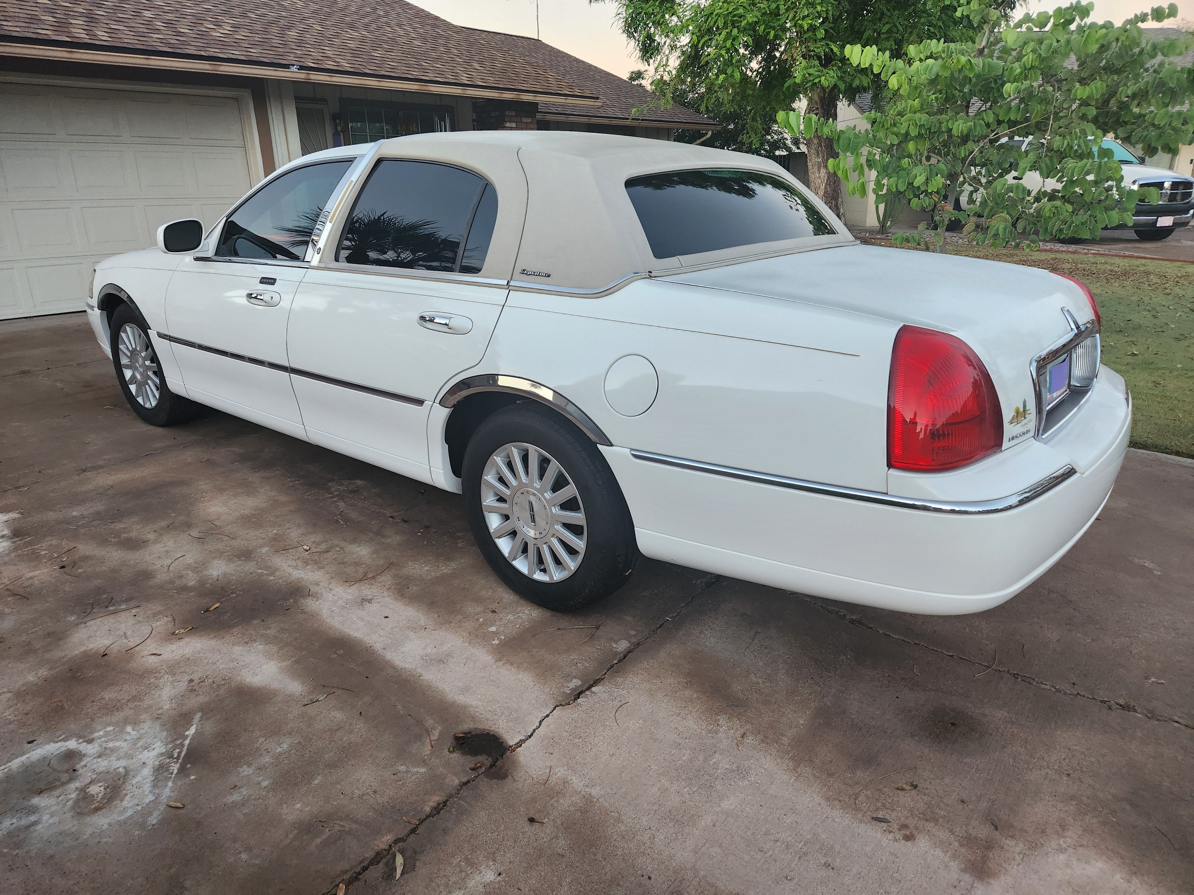 Used 2003 Lincoln Town Car Executive RWD image 9