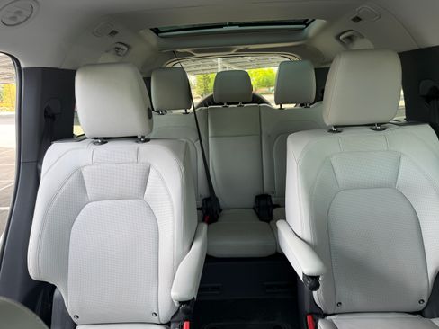 Used 2025 Land Rover Defender 130 X-Dynamic SE image 19