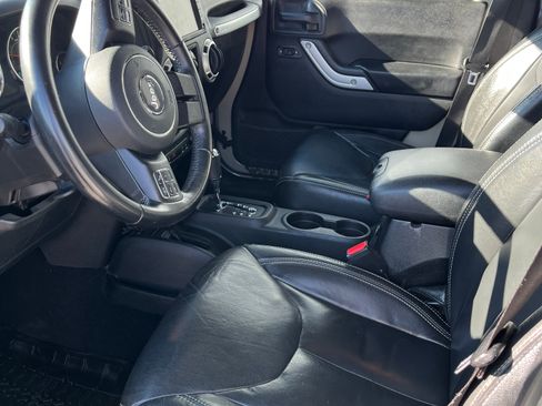 Used 2017 Jeep Wrangler Unlimited Sahara w/ Connectivity Group image 8